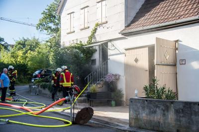 Aichwald-Aichelberg: Brand gegenueber vom Feuerwehrhaus - starke Rauchentwicklung